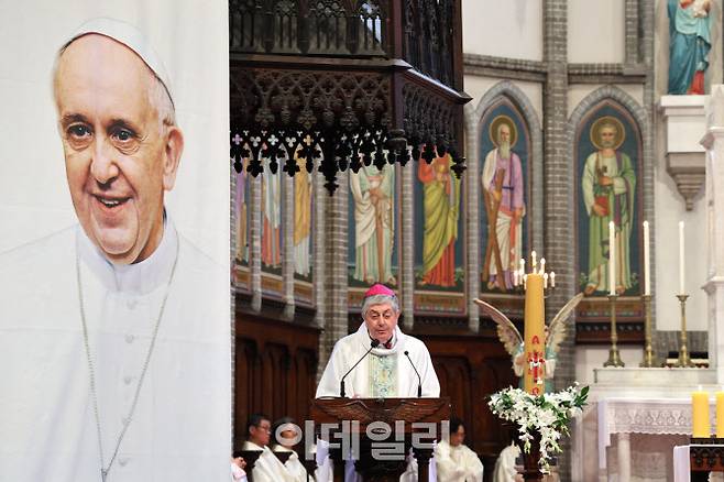 프란치스코 교황 추모 미사가 24일 오전 서울 명동대성당에서 거행됐다. 주한 교황대사 조반니 가스파리 대주교가 추도사를 하고 있다. (사진=천주교 서울대교구)