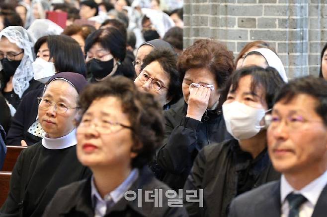 프란치스코 교황 추모 미사가 24일 오전 서울 명동대성당에서 거행됐다. 미사 도중 한 신자가 눈물을 닦고 있다. (사진=천주교 서울대교구)