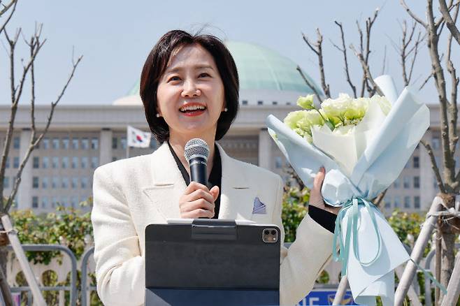 개혁신당을 탈당한 허은아 전 대표가 24일 오후 서울 여의도 국회 앞에서 제21대 대통령선거 출마를 선언하며 꽃다발을 들고 있다.(사진=뉴스1)