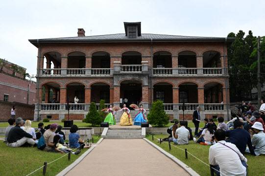 지난해 5월 중명전에서 펼쳐진 서도소리 공연을 관람객들이 즐기고 있는 모습. (사진=중구)