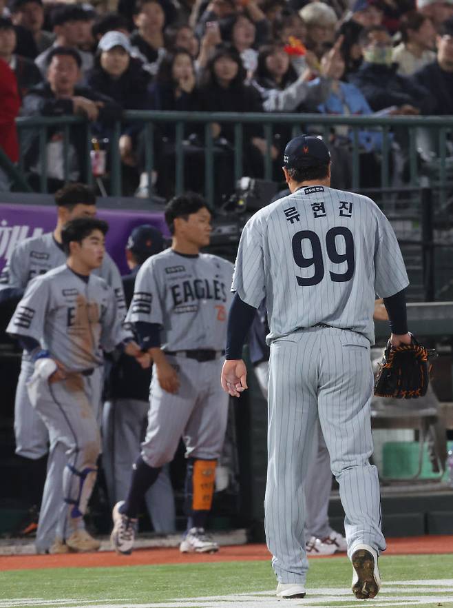 24일 부산 사직야구장에서 열린 프로야구 2025 신한 SOL 뱅크 KBO리그 한화이글스와 롯데자이언츠 경기. 한화이글스 류현진이 6회말 역전을 허용한 뒤 아쉬운 걸음으로 더그아웃으로 들어가고 있다. 사진=연합뉴스