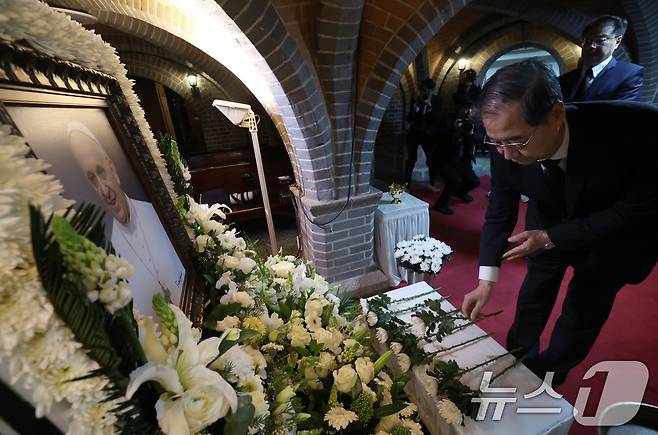 한덕수 대통령 권한대행 국무총리가 22일 서울 명동대성당 지하성당에 마련된 ‘故프란치스코 교황 분향소’ 찾아 조문하고 있다. (총리실 제공, 재판매 및 DB 금지) 2025.4.22/뉴스1 ⓒ News1 임세영 기자