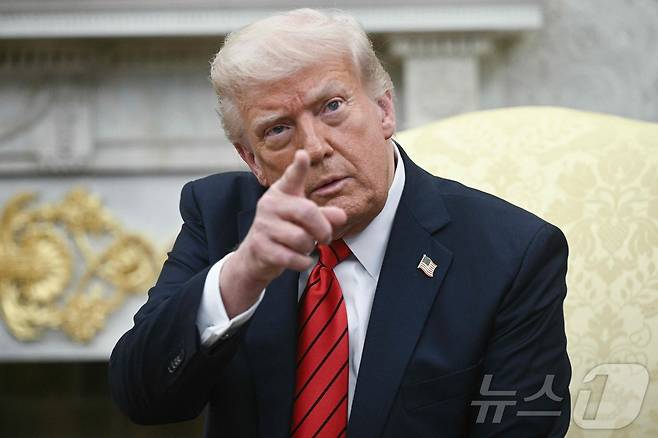 도널드 트럼프 미국 대통령이 17일(현지시간) 워싱턴 백악관에서 조르자 멜로니 이탈리아 총리와 회담서 "많은 국가가 우리와 관세 협상을 하고 싶어 한다. 그러나 거래를 결정하는 것은 우리다”고 말하고 있다. 2025.04.18 ⓒ AFP=뉴스1 ⓒ News1 우동명 기자