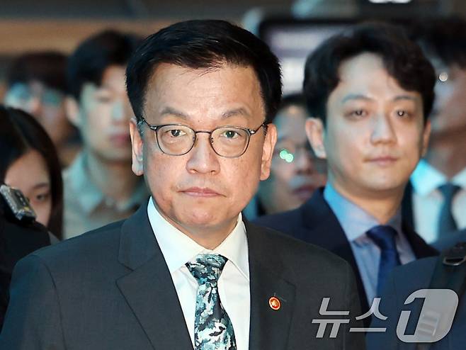 최상목 경제부총리 겸 기획재정부 장관이 22일 오전 인천국제공항에서 한·미 2+2 통상협의(Trade Consultation)와 주요 20개국(G20) 재무장관회의, 국제통화금융위원회(IMFC) 참석을 위해 출국하고 있다. 2025.4.22/뉴스1 ⓒ News1 황기선 기자