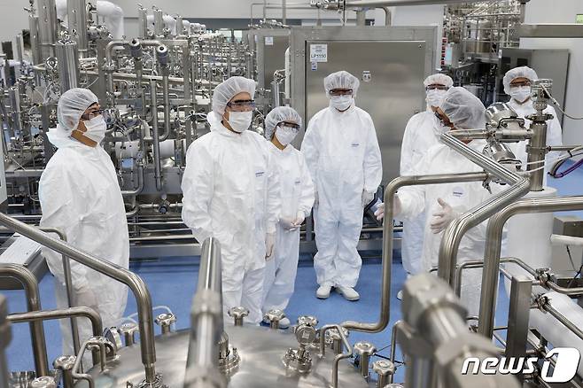 이재용 삼성전자 부회장이 11일 세계 최대 바이오의약품 생산 시설인 삼성바이오로직스 제4공장을 방문해 생산 시설을 점검하고 있다. (삼성전자 제공) 2022.10.11/뉴스1