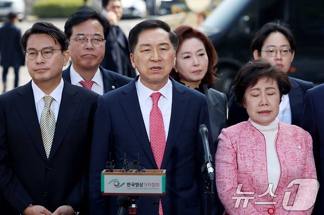 윤석열 대통령의 탄핵심판 선고일인 4일 서울 종로구 헌법재판소에서 김기현 의원 등 국민의힘 의원들이 심판정에 들어서기 앞서 발언하고 있다. 2025.4.4/뉴스1 ⓒ News1 사진공동취재단