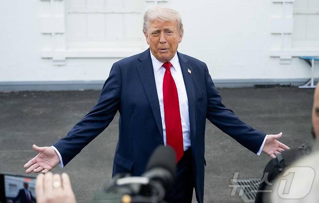 도널드 트럼프 미국 대통령이 23일(현지시간) 워싱턴 백악관 앞에서 취재진과 만나고 있다. 2025.04.24 ⓒ AFP=뉴스1 ⓒ News1 우동명 기자