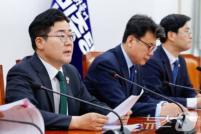 박찬대 더불어민주당 대표 직무대행 겸 원내대표가 24일 오전 서울 여의도 국회에서 열린 정책조정회의에 참석해 모두 발언하고 있다. 2025.4.24/뉴스1 ⓒ News1 안은나 기자