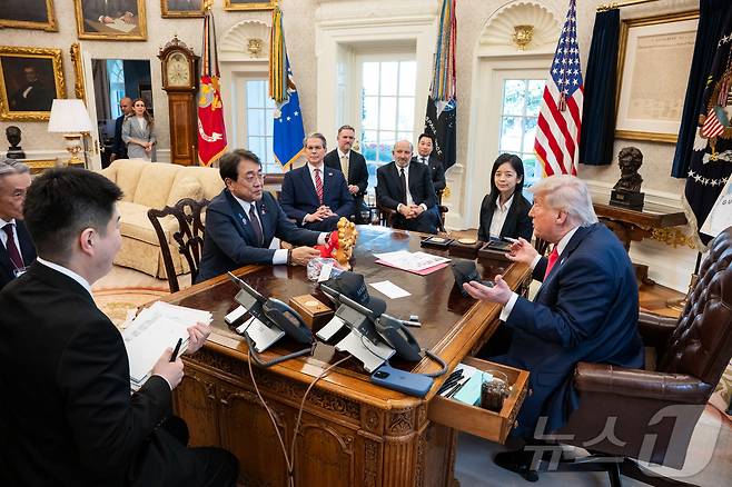 지난 16일(현지시간) 도널드 트럼프 미국 대통령이 워싱턴DC 백악관 집무실에서 아카자와 료세이 일본 경제재생상과 만나 관세 협상을 하기 전 직접 서명한 모자를 건네고 있다.(출처 백악관) ⓒ News1 류정민 특파원