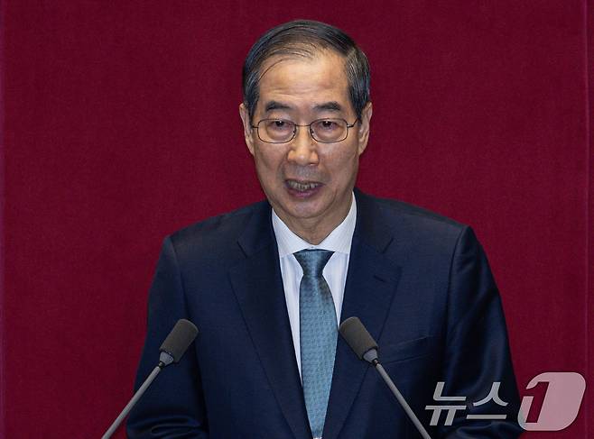 한덕수 대통령 권한대행 국무총리가 24일 오전 서울 여의도 국회 본회의장에서 열린 제424회 국회(임시회) 제6차 본회의에서 2025년도 제1회 추가경정예산안에 대한 정부의 시정연설을 하고 있다. 2025.4.24/뉴스1 ⓒ News1 이재명 기자
