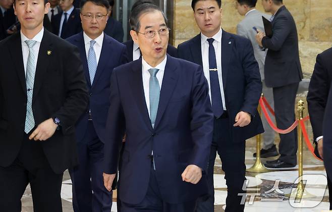 한덕수 대통령 권한대행 국무총리가 24일 서울 여의도 국회 본회의에서 추가경정예산안 시정연설을 마치고 퇴장하며 취재진을 향해 "수고하셨다＂고 말하고 있다. (공동취재) 2025.4.24/뉴스1 ⓒ News1 이재명 기자
