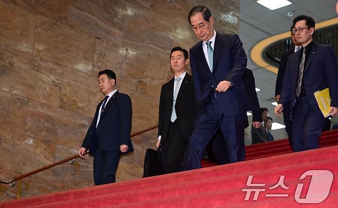 한덕수 대통령 권한대행 국무총리가 24일 오전 서울 여의도 국회 본회의장에서 추가경정예산안 시정연설을 마친 뒤 이동하고 있다. (공동취재) 2025.4.24/뉴스1 ⓒ News1 이재명 기자