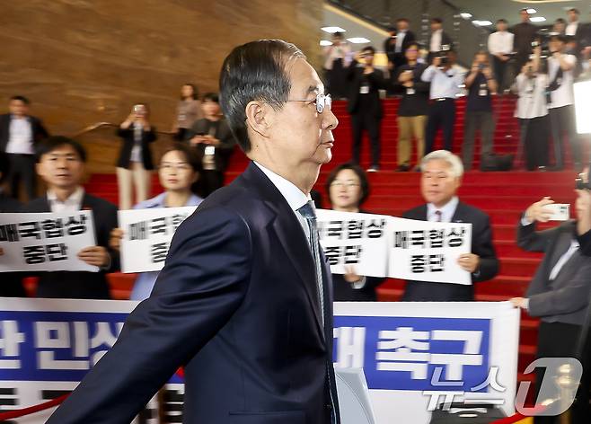 한덕수 대통령 권한대행 국무총리가 24일 추가경정예산안 시정연설을 하기 위해 국회 본회의장으로 향하는 가운데 조국혁신당, 사회민주당 등 야4당 의원들이 로텐더홀 계단에서 일방적 통상협상 중단·민생추경 확대 촉구 기자회견을 하고 있다. (공동취재) 2025.4.24/뉴스1 ⓒ News1 이재명 기자