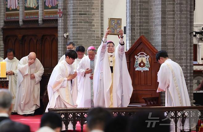 천주교 서울대교구장 정순택 대주교가 24일 오전 서울 중구 명동대성당에서 프란치스코 교황 추모 미사를 집전하고 있다. 2025.4.24/뉴스1 ⓒ News1 사진공동취재단