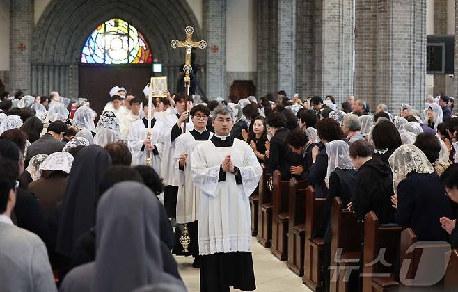 24일 오전 서울 중구 명동대성당에서 천주교 서울대교구장 정순택 대주교 주례로 프란치스코 교황 추모 미사가 거행되고 있다. 2025.4.24/뉴스1 ⓒ News1 사진공동취재단