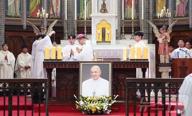 천주교 서울대교구장 정순택 대주교가 24일 오전 서울 중구 명동대성당에서 프란치스코 교황 추모 미사를 집전하고 있다. 2025.4.24/뉴스1 ⓒ News1 사진공동취재단