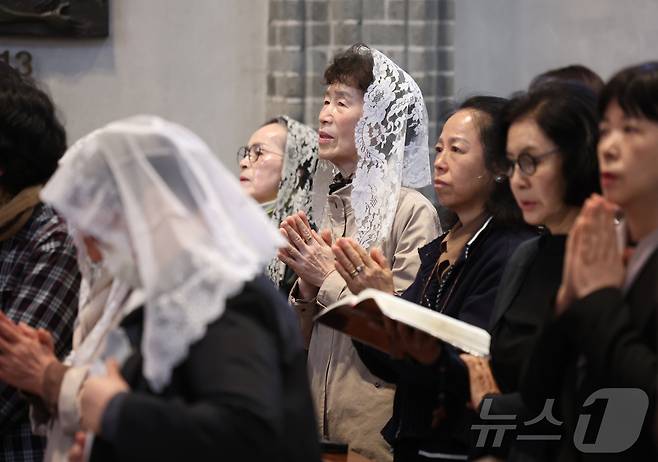 24일 오전 서울 중구 명동대성당에서 거행된 프란치스코 교황 추모 미사에서 참석자들이 기도를 하고 있다. 2025.4.24/뉴스1 ⓒ News1 사진공동취재단
