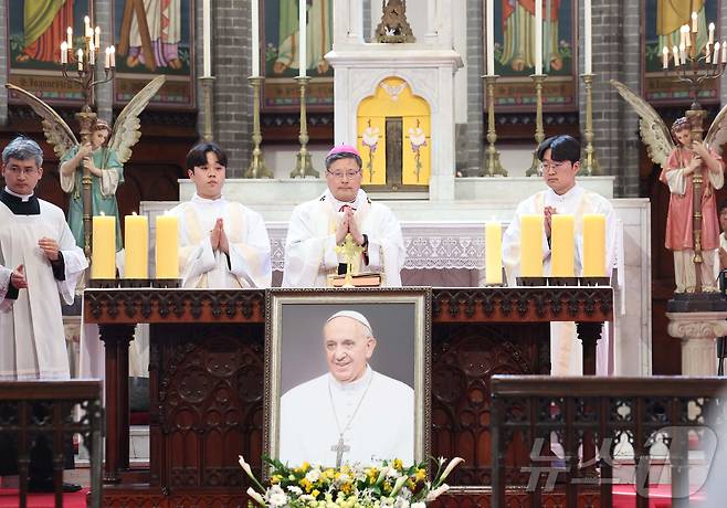 천주교 서울대교구장 정순택 대주교가 24일 오전 서울 중구 명동대성당에서 프란치스코 교황 추모 미사를 집전하고 있다. 2025.4.24/뉴스1 ⓒ News1 사진공동취재단