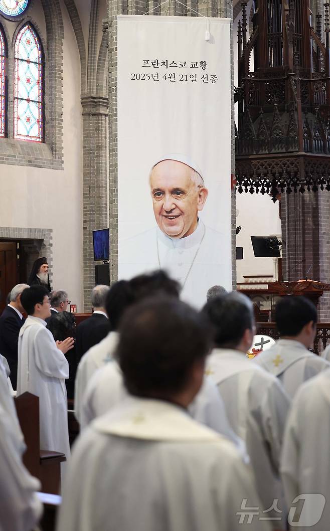 24일 오전 서울 중구 명동대성당에서 천주교 서울대교구장 정순택 대주교 주례로 프란치스코 교황 추모 미사가 거행되고 있다. 2025.4.24/뉴스1 ⓒ News1 사진공동취재단