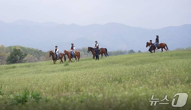 승마트레킹을 하고 있는 관광객 모습.(이천시 제공)