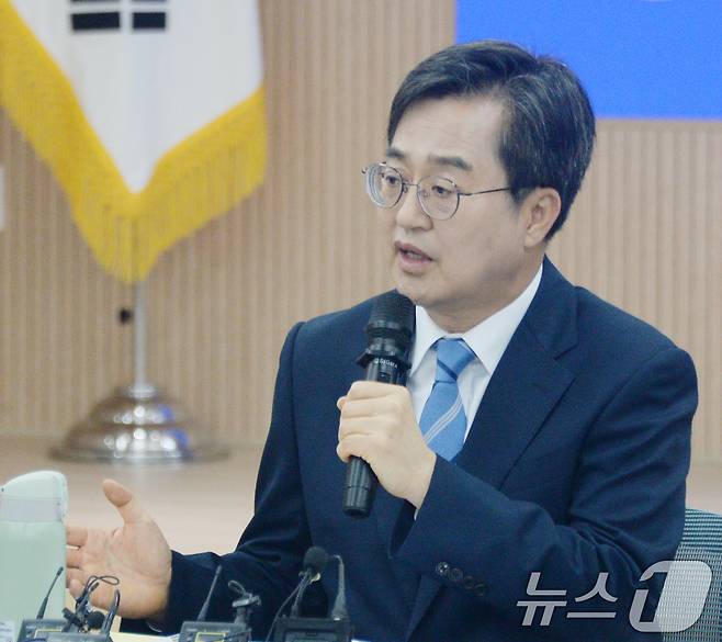 김동연 더불어민주당 대선 경선 후보가 24일 전북자치도 전주시 민주당 전북특별자치도당에서 열린 간담회에서 인사말을 하고 있다. 2025.4.24/뉴스1 ⓒ News1 유경석 기자