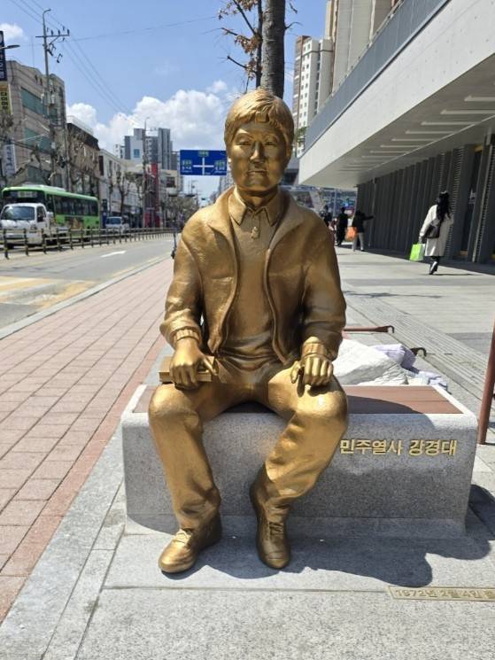 강경대 열사 기념상이 명지대학교 앞 거리에 설치돼 있다. (강경대열사추모사업회 제공)