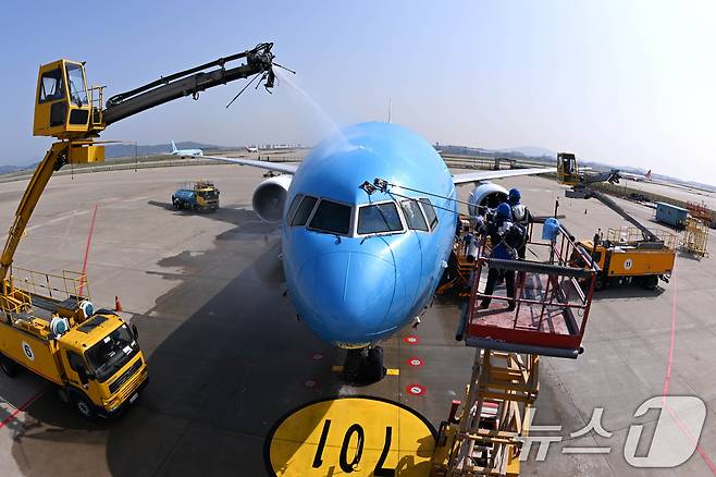 24일 오전 인천 중구 인천국제공항 대한항공 격납고에서 직원들이 봄을 맞아 항공기 동체를 세척하고 있다. 이날 세척한 항공기는 보잉 777-300ER 기종으로 대한항공의 새 도장이 적용된 기체다. (공동취재) 2025.4.24/뉴스1 ⓒ News1 장수영 기자