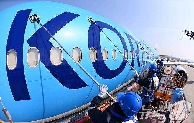 24일 오전 인천 중구 인천국제공항 대한항공 격납고에서 직원들이 봄을 맞아 항공기 동체를 세척하고 있다. 이날 세척한 항공기는 보잉 777-300ER 기종으로 대한항공의 새 도장이 적용된 기체다. (공동취재) 2025.4.24/뉴스1 ⓒ News1 장수영 기자