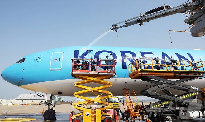24일 오전 인천 중구 인천국제공항 대한항공 격납고에서 직원들이 봄을 맞아 항공기 동체를 세척하고 있다. 이날 세척한 항공기는 보잉 777-300ER 기종으로 대한항공의 새 도장이 적용된 기체다. ⓒ News1 장수영 기자