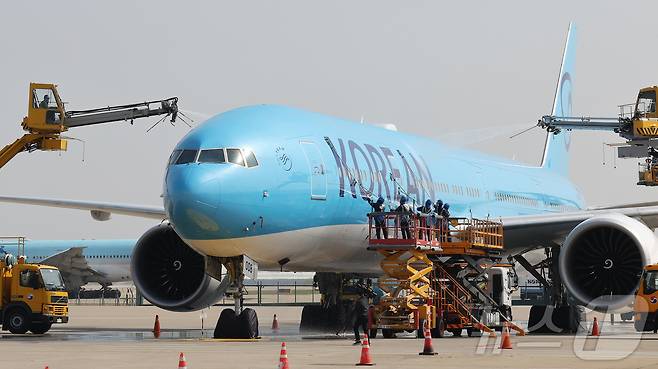 24일 오전 인천 중구 인천국제공항 대한항공 격납고에서 직원들이 봄을 맞아 항공기 동체를 세척하고 있다. 이날 세척한 항공기는 보잉 777-300ER 기종으로 대한항공의 새 도장이 적용된 기체다. ⓒ News1 장수영 기자