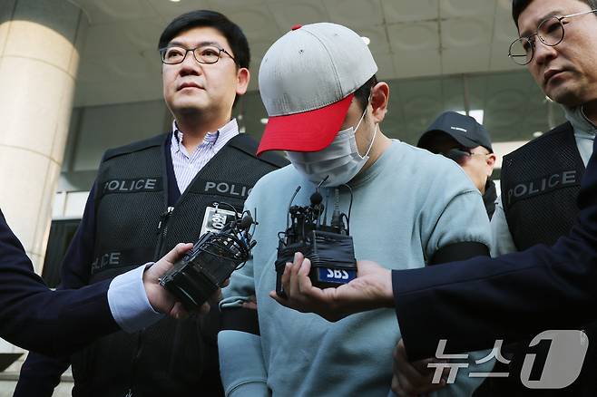 보관 서비스 업체에 맡긴 수십억 원 현금을 훔쳐 달아난 혐의를 받는 A 씨가 지난해 10월 11일 오전 서울 송파경찰서에서 검찰로 송치되고 있다. 피해 신고 금액은 68억 원에 이른다. 2024.10.11/뉴스1 ⓒ News1 황기선 기자