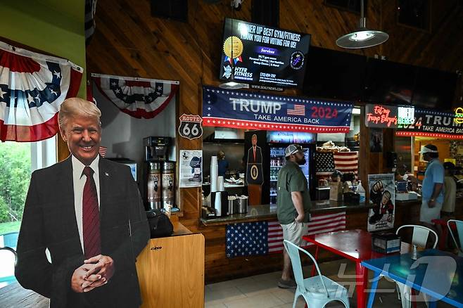 19일(현지시간) 미국 텍사스주(州) 벨빌에 있는 '트럼프 버거' 매장 내부 모습. 25.04.19 ⓒ AFP=뉴스1 ⓒ News1 김예슬 기자