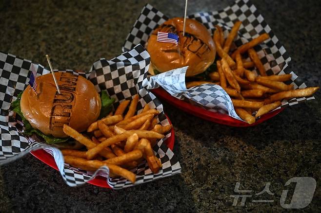 미국 텍사스주(州) 벨빌에 있는 '트럼프 버거'에서 판매되는 햄버거. ⓒ AFP=뉴스1 ⓒ News1 김예슬 기자