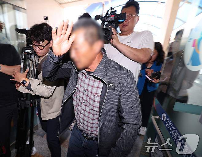 '경북 산불'을 유발해 산림보호법상 실화 혐의를 받는 60대 과수원 임차인이 24일 오후 구속 전 피의자 심문(영장실질심사)을 받기 위해 대구지방법원 의성지원에 출석하고 있다. 2025.4.24/뉴스1 ⓒ News1 공정식 기자