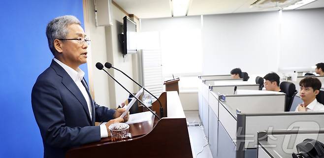 김동철 한국전력 사장이 세종시 정부세종청사 산업통상자원부 기자실을 방문하여 전기요금, 송배전 등 한국전력 현안에 대한 입장을 밝히고 있다.2024.8.28/뉴스1 ⓒ News1 김기남 기자