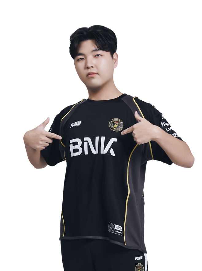 강무진은 23일 서울 잠실DN콜로세움에서 열린 2025 FC온라인 슈퍼 챔피언스 리그(FSL) G조 패자전에서 젠지e스포츠 ‘크롱’ 황세종을 2-0으로 이기며 박찬화가 기다리는 최종전에 올랐다. 사진 | 넥슨