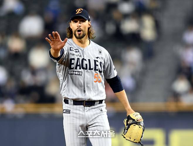 한화 선발투수 와이스가 10일 잠실구장에서 열린 2025 KBO리그 두산과 경기 8회말 교체를 위해 마운드를 방문하는 양상문 코치에게 오지 말라는 신호를 보내고 있다. 잠실 | 최승섭기자 thunder@sportsseoul.com