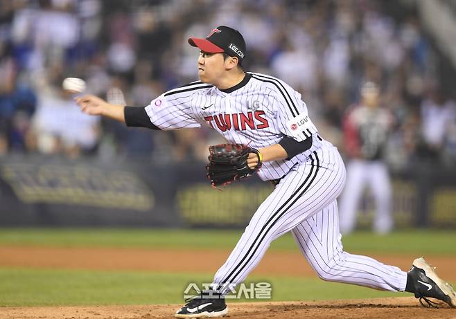 LG 투수 박명근이 15일 잠실야구장에서 열린 2025 KBO 리그 삼성과 경기 8회 역투하고 있다. 잠실 | 최승섭기자