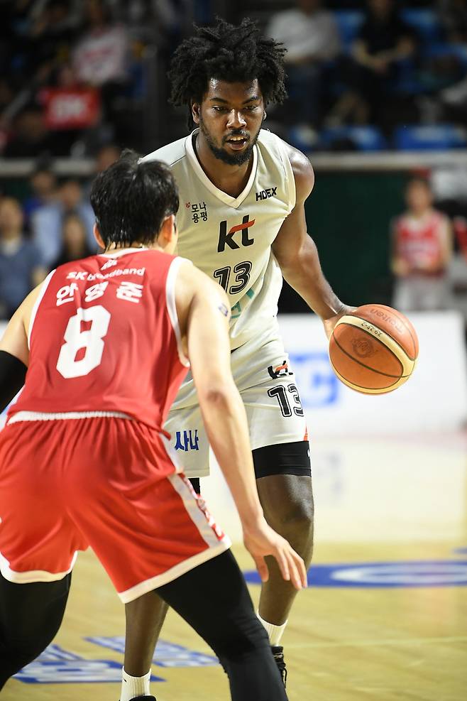 KT 해먼즈가 23일 잠실학생체육관에서 열린 2024~2025 KCC 프로농구 4강 플레이오프 1차전 SK전에서 돌파를 시도하고 있다. 사진 | KBL