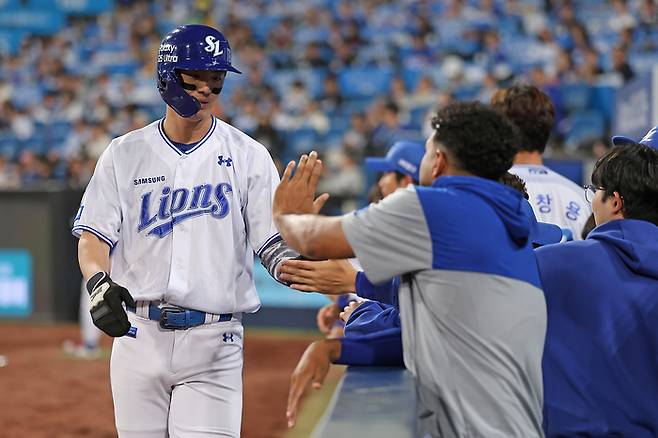 삼성 구자욱이 24일 대구삼성라이온즈파크에서 열린 2025 KBO리그 KIA전에서 6회말 득점에 성공한 후 동료들과 하이파이브를 하고 있다. 자신의 통산 900득점이다. 사진 | 삼성 라이온즈