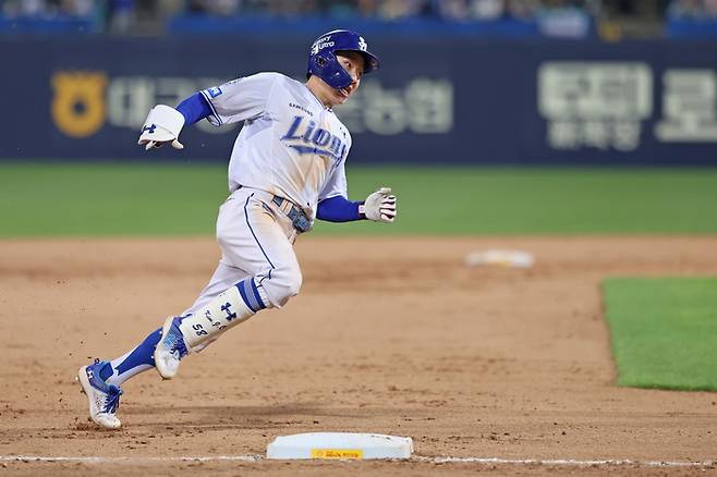 삼성 김지찬이 24일 대구삼성라이온즈파크에서 열린 2025 KBO리그 KIA전에서 6회말 적시타를 때린 후 상대 실책을 틈타 홈까지 달리고 있다. 사진 | 삼성 라이온즈