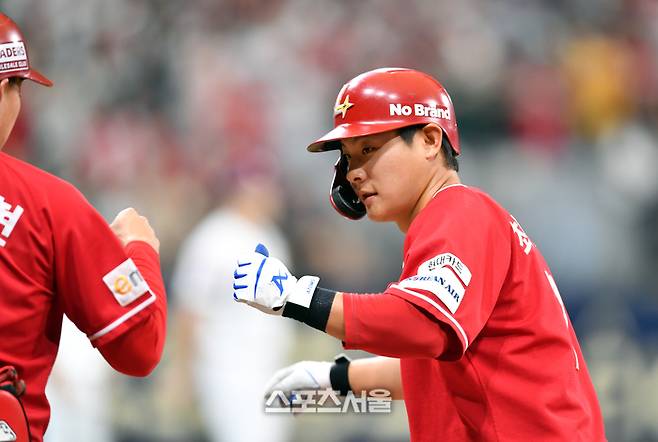 SSG 최준우는 24일 수원 KT전 2타수 1안타 2볼넷 3타점을 기록했다. 사진 | 스포츠서울 DB
