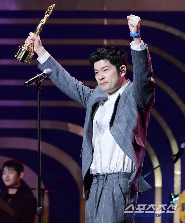 제44회 청룡영화상 시상식이 24일 여의도 KBS홀에서 열렸다. 음악상을 수상한 장기하가 축하공연을 하며 환호하고 있다. 정재근 기자 cjg@sportschosun.com/2023.11.24/