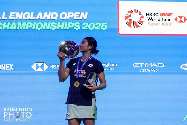 전영오픈 우승트로피에 입맞춤 세리머니를 하는 안세영. 사진제공=대한배드민턴협회