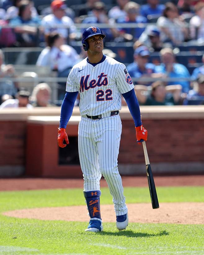 뉴욕 메츠 후안 소토가 24일(한국시각) 필라델피아 필리스전에서 7회 삼진을 당한 뒤 아쉬운 표정을 지으며 돌아서고 있다. Imagn Images연합뉴스