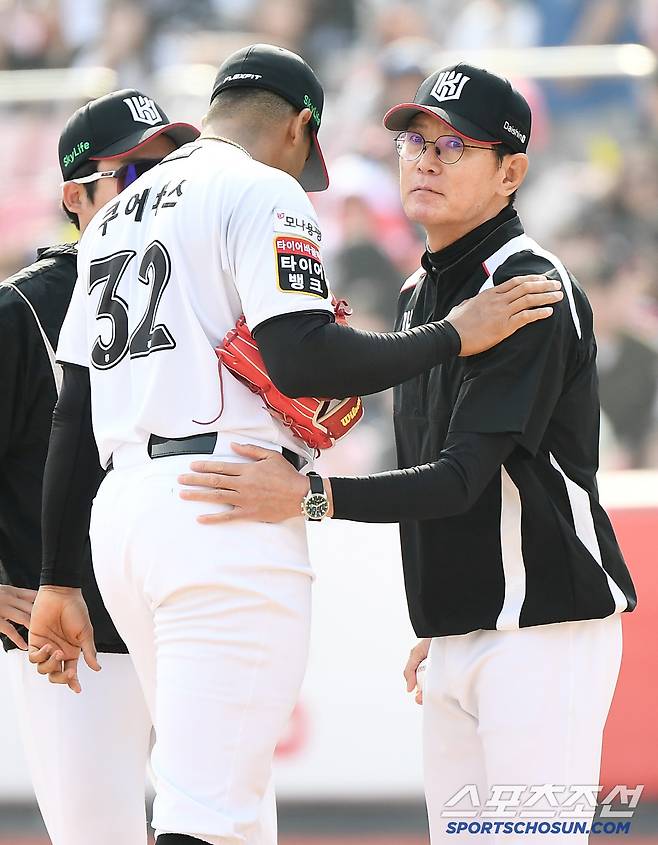 23일 수원 KT위즈파크에서 열린 한화-KT전. 7회초 2사 1루, 이강철 감독이 직접 나와 쿠에바스를 교체하고 있다. 수원=정재근 기자 cjg@sportschosun.com/2025..3.23/