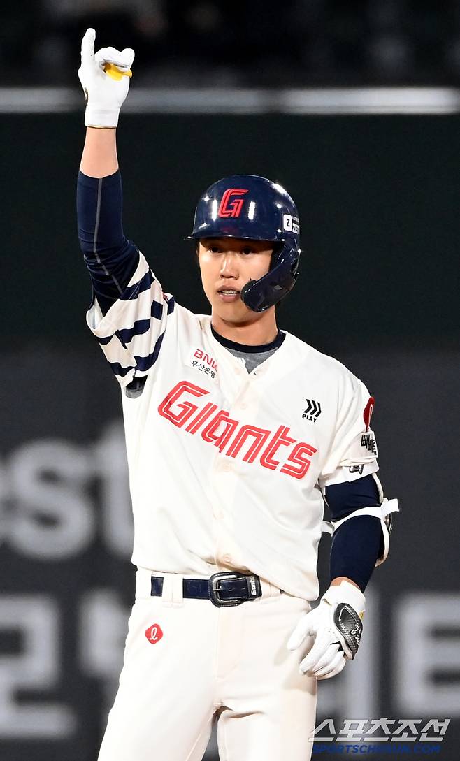 8일 부산 사직야구장에서 열린 KIA와 롯데의 경기, 8회말 2사 2루 롯데 전민재가 1타점 2루타를 치고 기뻐하고 있다. 부산=허상욱 기자wook@sportschosun.com/2025.04.08/