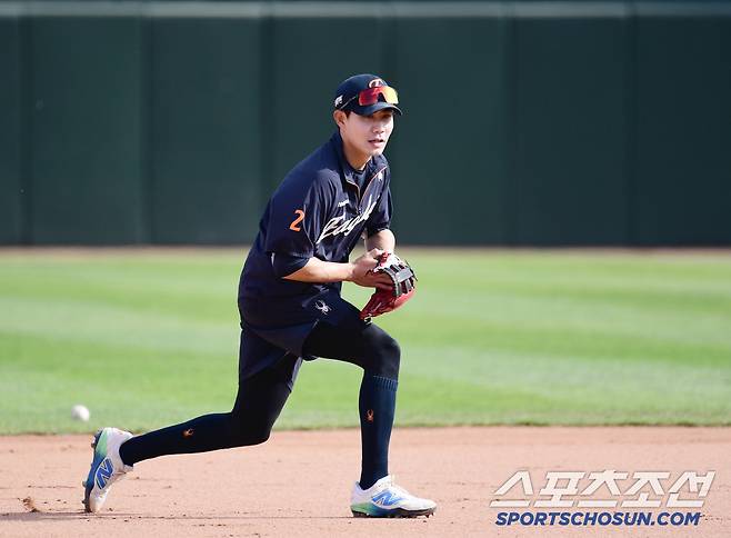 유격수 수비 훈련을 하고 있는 심우준.