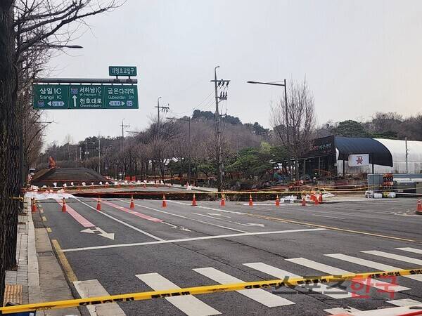 강동구 명일동 대명초교 인근 사거리에 발생한 지반 침하 현장 ⓒ홍여정 기자