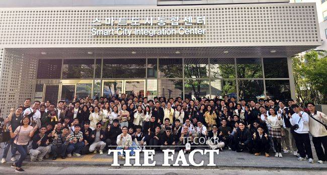 안양시 스마트도시통합센터를 방문한 필리핀 대학교 졸업여행단. /안양시